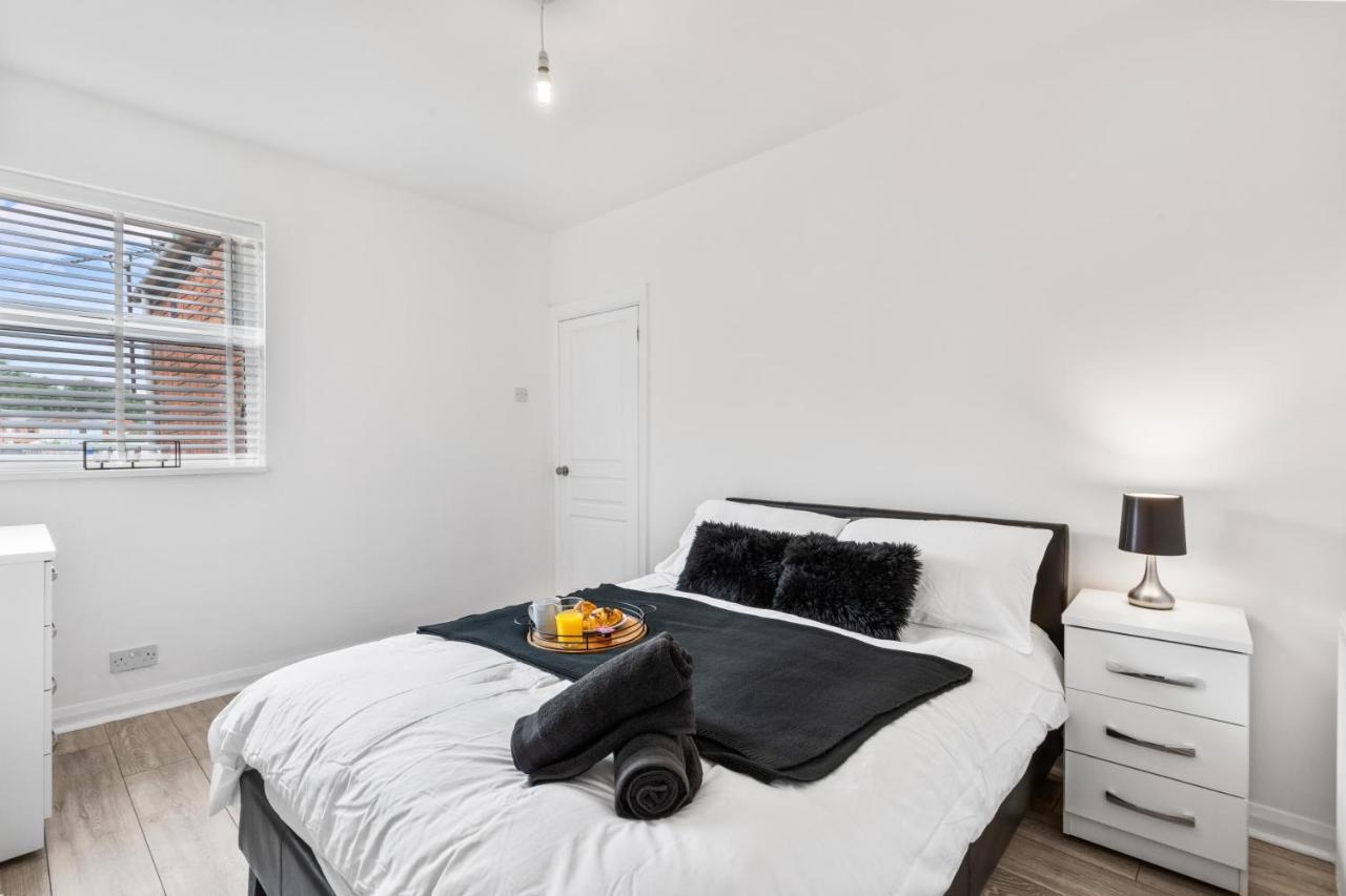 Nuneaton - Ideal 3 Bedroom, Wi-Fi Parking, Sleeps 6 - Jrr Stays Extérieur photo