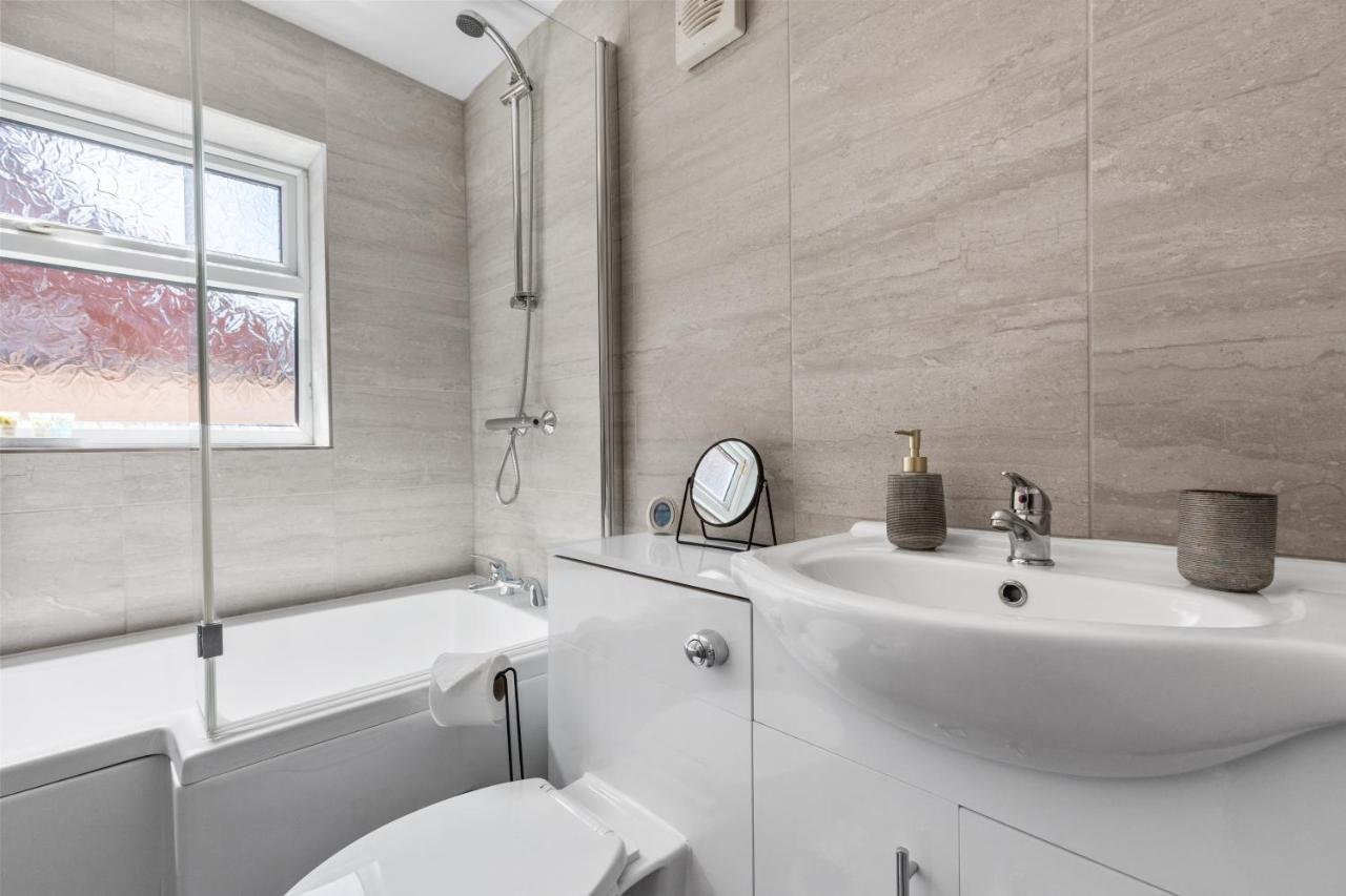 Nuneaton - Ideal 3 Bedroom, Wi-Fi Parking, Sleeps 6 - Jrr Stays Extérieur photo